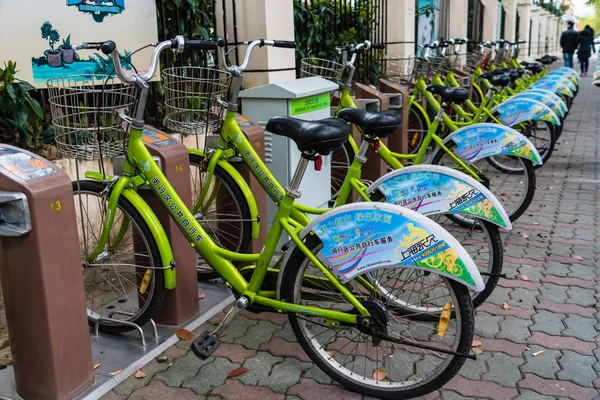 SHANGHAI, CHINA - APRIL 2017: Green public bycicle — Stock Photo, Image
