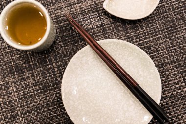 Tabak tabak çubuk ve çay Kupası ile