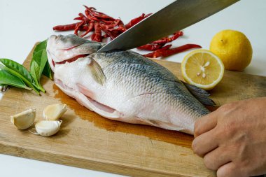 Balık levrek Buhar limon, sarımsak ve biber - Tay dili için kesme gıda, izole beyaz arka plan üzerinde