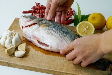 Limon, sarımsak ve biber - Tay ile levrek Buhar için hazırlanıyor gıda, izole beyaz arka plan üzerinde