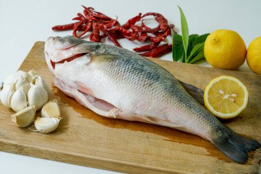 Limon, sarımsak ve biber - Tay ile levrek Buhar için hazırlanıyor gıda, izole beyaz arka plan üzerinde