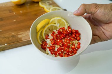 Tay baharatlı salata maddeli, Chili, sarımsak ve limon