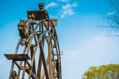 Antik çelik watermill tekerlek, mavi gökyüzü arka plan ile Çin stili