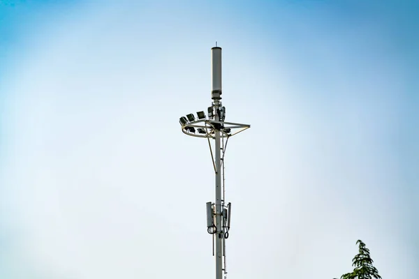 Komunikační věž pól, mobilní, internet 4g, wifi s pozadí modré oblohy — Stock fotografie