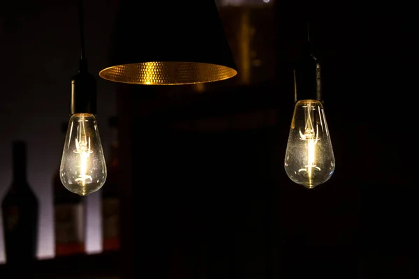 Декоративні антикварні лампочки і сучасна лампа в ресторані — стокове фото