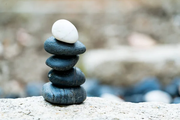 Ισορροπία πέτρα στοίβα, η διαφορά πάντα εξαιρετική και να θέσει στην κορυφή, πέτρα, ισορροπία, ροκ, ειρηνική έννοια — Φωτογραφία Αρχείου