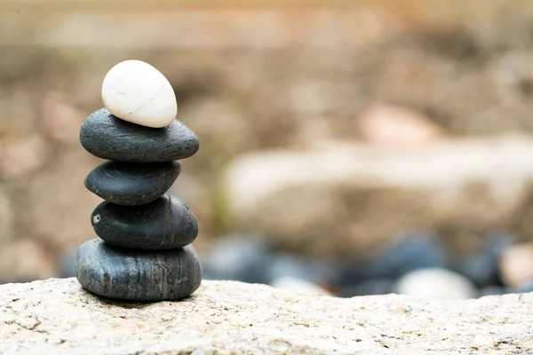 Ισορροπία πέτρα στοίβα, η διαφορά πάντα εξαιρετική και να θέσει στην κορυφή, πέτρα, ισορροπία, ροκ, ειρηνική έννοια — Φωτογραφία Αρχείου