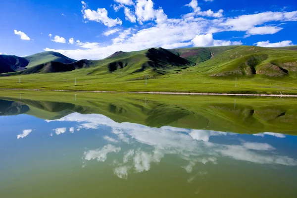 Krajobraz jeziora i niebieski niebo Yamdrok z filtrem barw — Zdjęcie stockowe