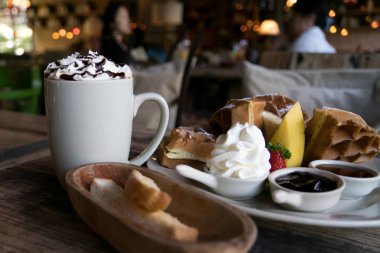 Bir tabak waffle muz ve çilek, yaban mersini ve şurubu, lezzetli, lezzetli,