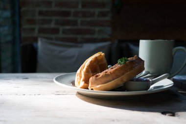 gözleme 2 adet beyaz fincan kahve masada ahşap - karanlık sesi ile