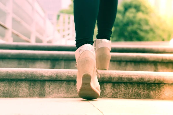 Una mujer de negocios está pisando una escalera para tener éxito — Foto de Stock