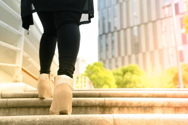 ビジネス女性が階段を踏んで成功 — ストック写真