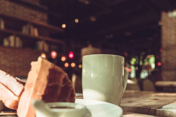 화이트 컵과 나무 테이블에 흐리게 와플에 핫 모카 커피 — 스톡 사진