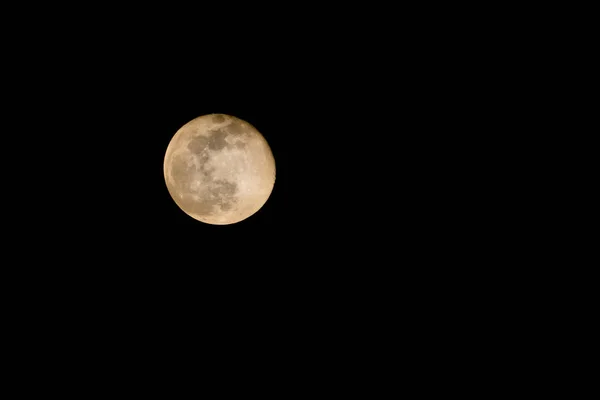 De maan, de maan in rode schaduw op de donkere nacht — Stockfoto