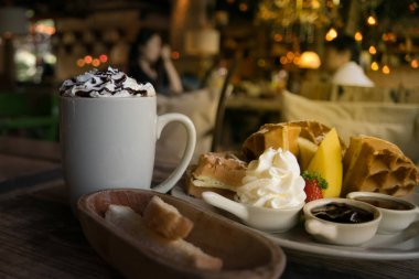 Bir tabak waffle muz ve çilek, yaban mersini ve şurubu, lezzetli, lezzetli,