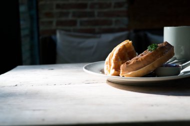 gözleme 2 adet beyaz fincan kahve masada ahşap - karanlık sesi ile