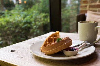 Gözleme 2 adet beyaz fincan kahve ahşap tablo ile