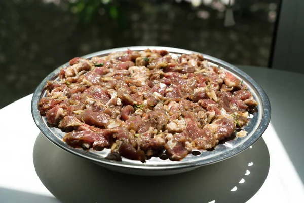 Rindfleisch-Mischung mit Knoblauch, schwarzem Pfeffer und Kräutertrocknung - thailändisches Essen — Stockfoto