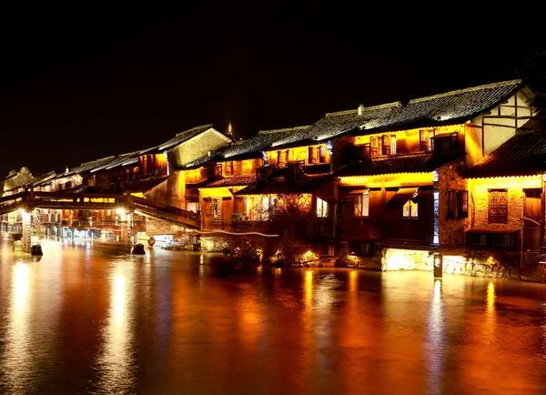 Foto noturna da casa da aldeia chinesa ao lado do lago em Wuzhen, China — Fotografia de Stock