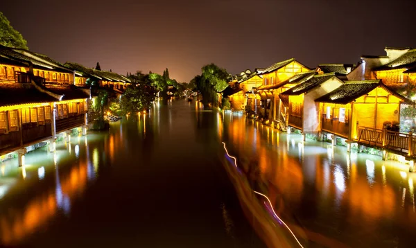 Foto noturna da casa da aldeia chinesa ao lado do lago em Wuzhen, China — Fotografia de Stock