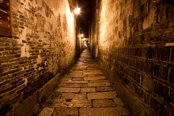 Noche de tiro de calle a pie pared de ladrillo estrecho, antigua pared del parque del pueblo de China — Foto de Stock
