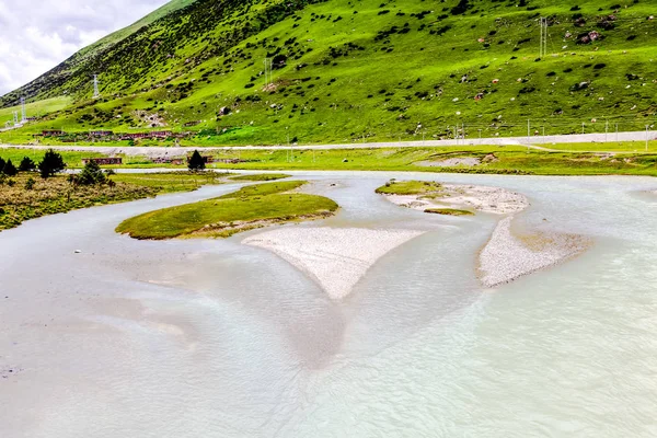 The river and green mountain landscape at Tibet, China — Stock Photo, Image