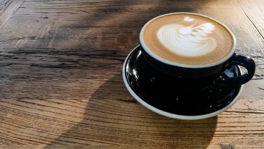 Lüks Patte ile mavi bardak sıcak Mocha kahve veya cappuccino