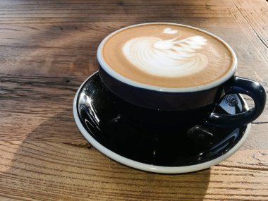 Sıcak mocha kahve ya da kapuçino lüks desen ahşap masa mavi kupa