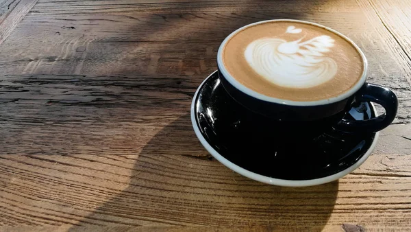 Café mocha quente ou cappuccino na xícara azul com patte de luxo — Fotografia de Stock
