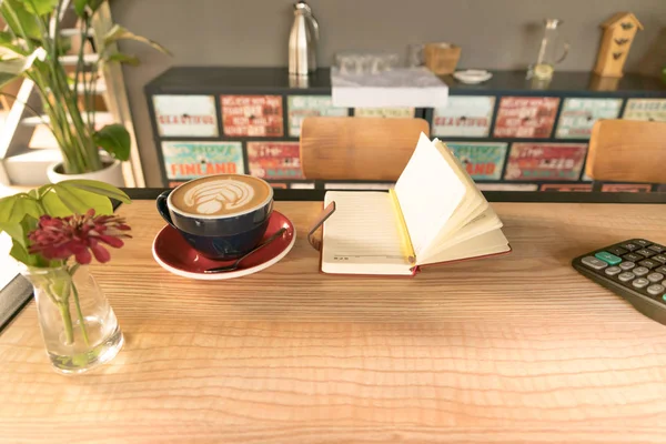 Morgens heißer Mokkakaffee mit Arbeitsbuch auf dem Holztisch — Stockfoto