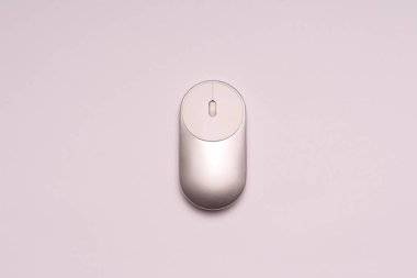 Akıllı bilgisayar için izole beyaz gümüş kablosuz fare
