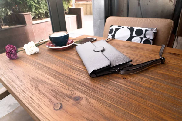 Den mode Tygkasse med hett mocha kaffe på tabellen trä — Stockfoto