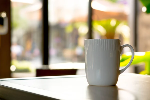 나무 테이블에 흰 컵에 모카 나 카푸치노 뜨거운 커피 — 스톡 사진