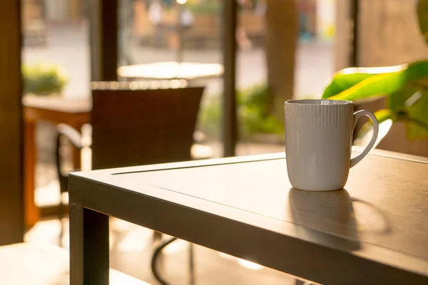 Mokka oder Cappuccino in weißer Tasse auf dem Holztisch — Stockfoto