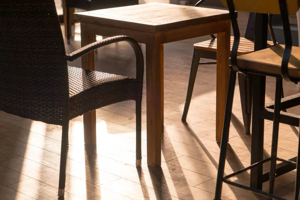 La sombra de la mesa de madera, sintiéndose solo — Foto de Stock