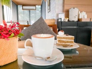 Bir kırmızı orkide ile sıcak mocha kahve ve mocha sıcak kahve sehpasına pastası