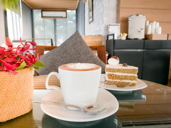 Bir kırmızı orkide ile sıcak mocha kahve ve mocha sıcak kahve sehpasına pastası