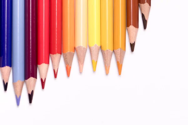 Variedade de lápis de cor no fundo branco — Fotografia de Stock