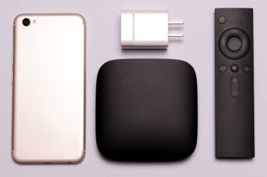 siyah Multimedya Tv kutusu, uzaktan kumanda, akıllı telefon ve şarj cihazı