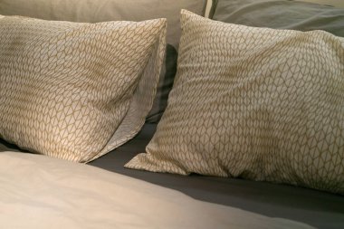 dağınık dağınık yatak odası, yastık ve ışık yeşil yaprak, sakin sabah kavramı