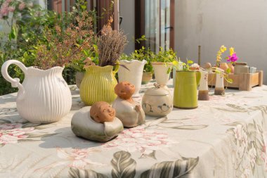 Multi saksı çiçek yaprak masasında