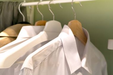 Askı adam beyaz gömlekte satırı