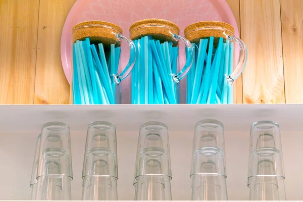 Az üveg potot üveg halom kék szalma — Stock Fotó