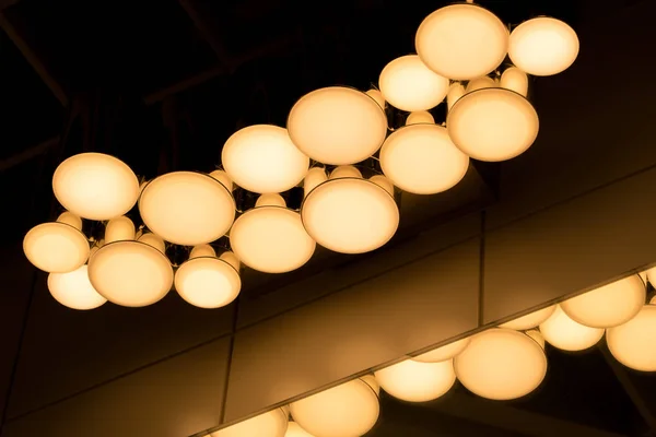 曝光不足的灯具，照明在天花板上的灯 — 图库照片