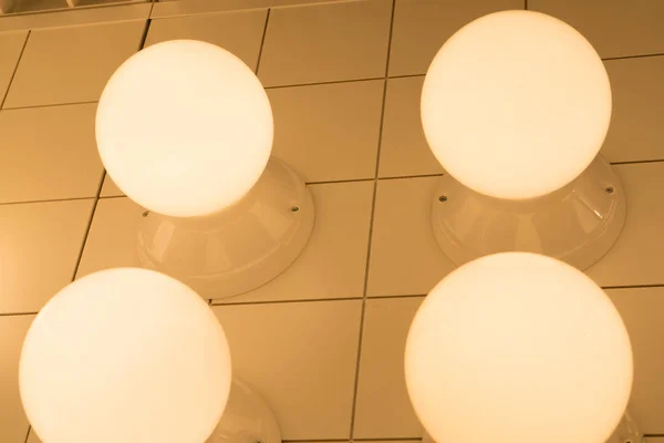 Az alulexponált lámpa világítás, világítás a mennyezeti lámpa — Stock Fotó