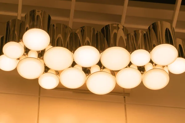 De onderbelichte van lamp lighting, licht lamp aan het plafond — Stockfoto