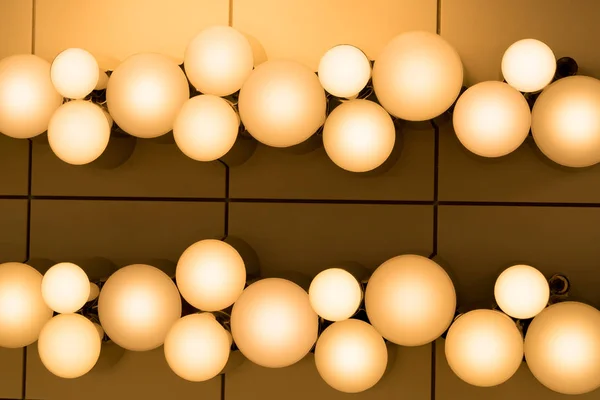 La subexpuesta de la iluminación de la lámpara, lámpara de iluminación en el techo —  Fotos de Stock