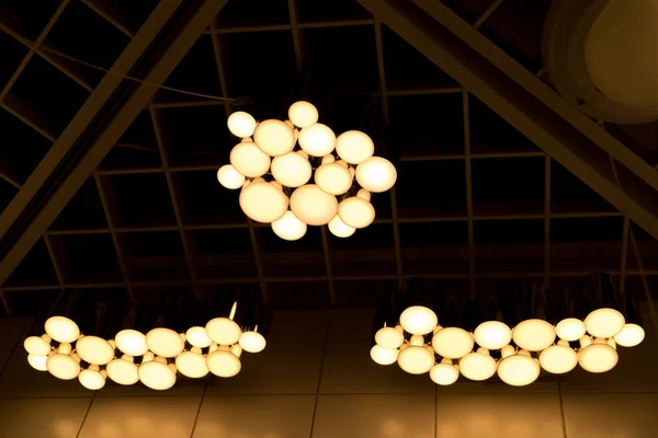 曝光不足的灯具，照明在天花板上的灯 — 图库照片
