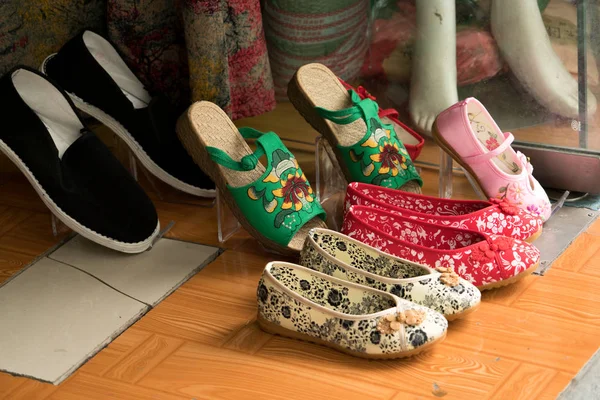 Bunte chinesische Schuhe im Geschäft, alte chinesische Schuhe im Stil — Stockfoto