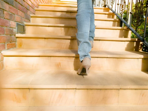 Una mujer de negocios en las colinas altas está pisando la escalera para tener éxito — Foto de Stock